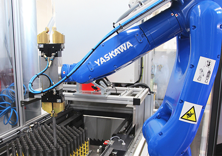 Foto Más eficacia en el proceso de esmerilado de una empresa fabricante de bombas industriales gracias a la automatización proporcionada por el robot MOTOMAN GP7 de Yaskawa.
